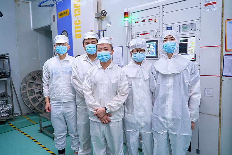 凯时尊龙人生就是博滤光片加工车间合影 凯时尊龙人生就是博滤光片加工车间合影