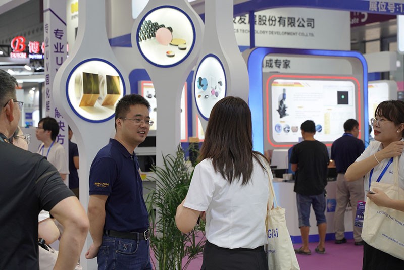 凯时尊龙人生就是博工作人员与现场参观者探求产品图3