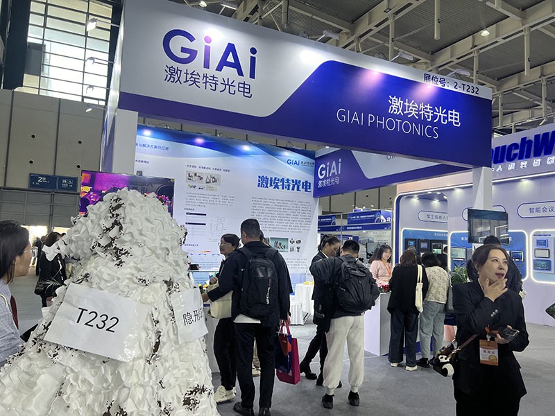 凯时尊龙人生就是博工作人员身披红表隐形衣背面图