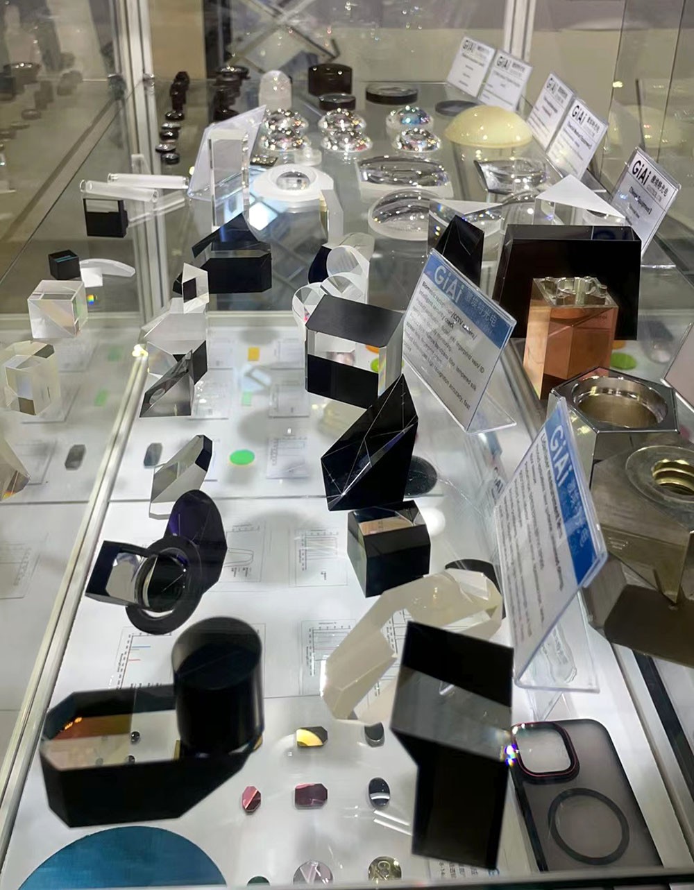 凯时尊龙人生就是博光学棱镜反射镜展品展示